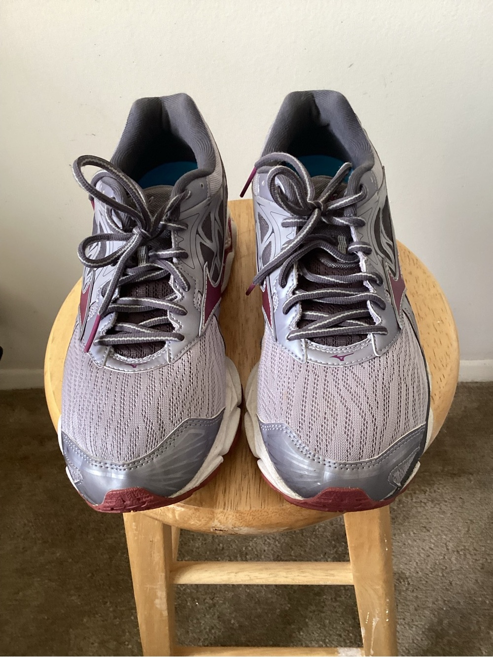 Del kayand 18 Gray Athletic Running Shoes with Maroon Accents